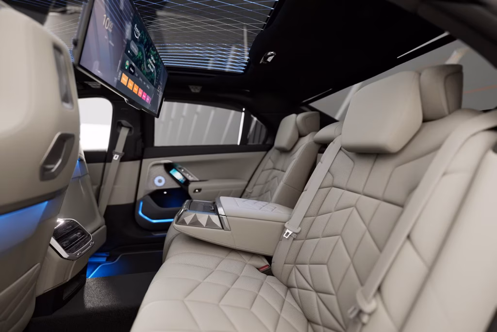 BMW-MY25-i7-Overview-Luxury-04-ALL-V2.jpg.bmwimg.xlarge.avif
